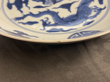 Une coupe en porcelaine de Chine en bleu et blanc &agrave; d&eacute;cor d'un dragon et Shou, marque et &eacute;poque de Yongzheng