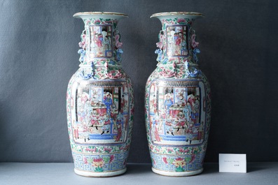 A pair of Chinese famille rose vases with a court scene and a battle scene, 19th C.