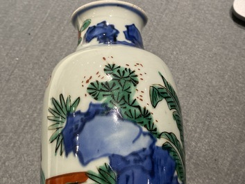 Un vase de forme rouleau en porcelaine de Chine wucai, &eacute;poque Transition