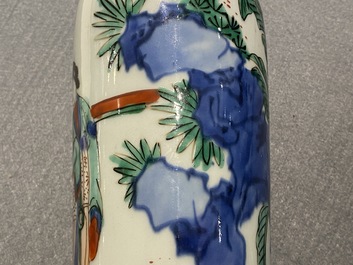 Un vase de forme rouleau en porcelaine de Chine wucai, &eacute;poque Transition