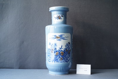 Een Chinese blauw-witte en koperrode rouleau vaas met lavendelblauwe fondkleur, 19/20e eeuw