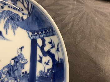 Een paar Chinese blauw-witte borden met verhalend decor, Kangxi/Yongzheng