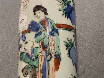 Un vase de forme rouleau en porcelaine de Chine wucai, &eacute;poque Transition