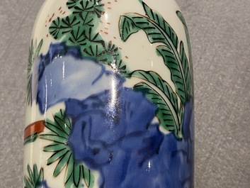 Un vase de forme rouleau en porcelaine de Chine wucai, &eacute;poque Transition