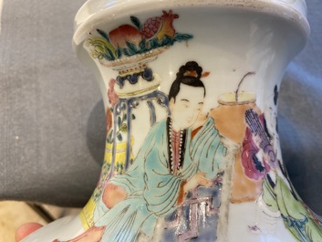 Une paire de vases en porcelaine de Chine famille rose de style Yongzheng, 19/20&egrave;me