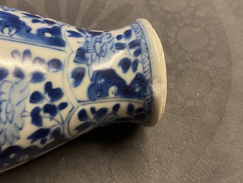 Une garniture de cinq vases en porcelaine de Chine en bleu et blanc, &eacute;pave Vung Tau, Kangxi