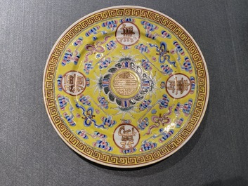 Une assiette d'anniversaire en porcelaine de Chine &agrave; fond jaune, marque et &eacute;poque de Guangxu