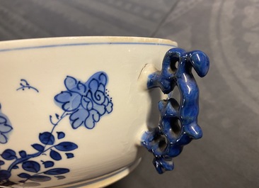 Een Chinese blauw-witte dekselkom met floraal decor, Kangxi