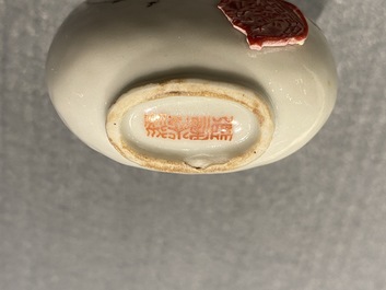 Une tabati&egrave;re en porcelaine de Chine &agrave; d&eacute;cor de sauterelles, marque et &eacute;poque de Daoguang