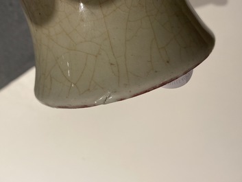Un vase en porcelaine de Chine monochrome 'peachbloom', 18/19&egrave;me