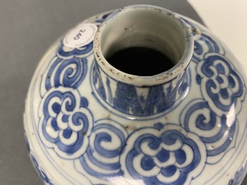 Een Chinese blauw-witte vaas met feniksen, Jiajing/Wanli