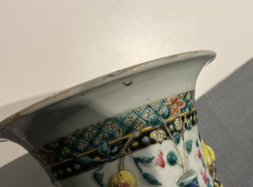 Un vase en porcelaine de Chine famille rose &agrave; d&eacute;cor d'antiquit&eacute;s en relief, 19&egrave;me