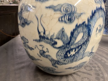 Een Chinese blauw-witte gemberpot met een draak en een feniks, Yongzheng