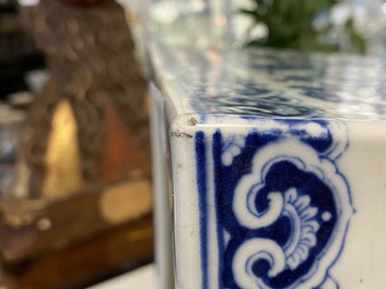 Une jardini&egrave;re en porcelaine de Chine en bleu et blanc &agrave; d&eacute;cor de dragons, 19&egrave;me