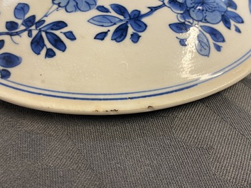 A Chinese blue and white bowl and cover with floral design, Kangxi
