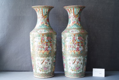 Une paire de vases en porcelaine de Chine famille rose de Canton et deux vases individuels, 19&egrave;me
