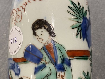 Un vase de forme rouleau en porcelaine de Chine wucai, &eacute;poque Transition