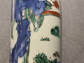 Un vase de forme rouleau en porcelaine de Chine wucai, &eacute;poque Transition