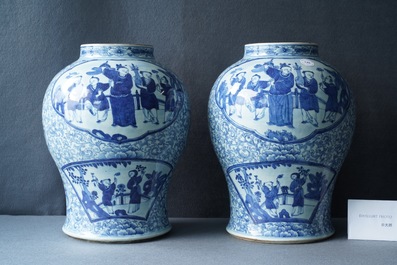 Une paire de vases en porcelaine de Chine en bleu et blanc, marque de Chenghua, 19&egrave;me