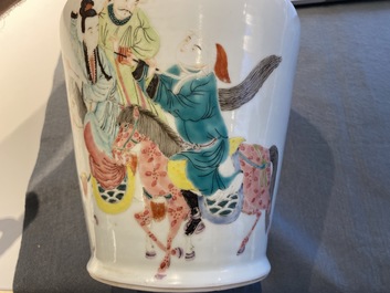 Une paire de vases en porcelaine de Chine famille rose de style Yongzheng, 19/20&egrave;me