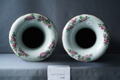 Une paire de vases en porcelaine de Chine famille rose, 19&egrave;me