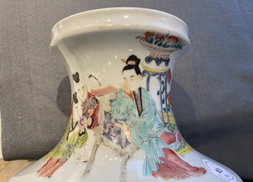 Une paire de vases en porcelaine de Chine famille rose de style Yongzheng, 19/20&egrave;me