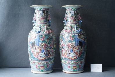 A pair of Chinese famille rose vases with a court scene and a battle scene, 19th C.