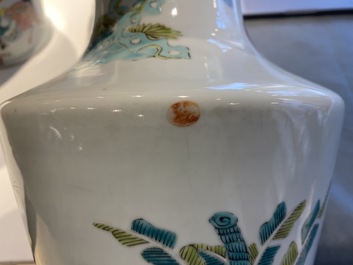 Une paire de vases en porcelaine de Chine famille rose de style Yongzheng, 19/20&egrave;me