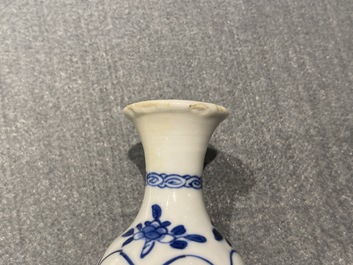 Vier Chinese blauw-witte miniatuur vazen en een huqqa basis, Kangxi