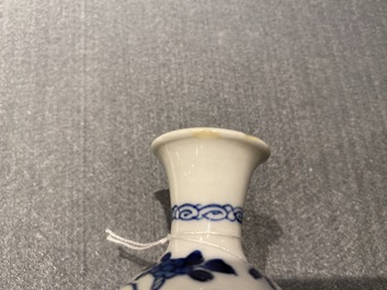 Vier Chinese blauw-witte miniatuur vazen en een huqqa basis, Kangxi