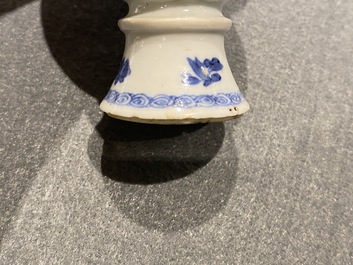 Vier Chinese blauw-witte miniatuur vazen en een huqqa basis, Kangxi