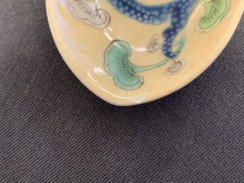 Trois cuill&egrave;res en porcelaine de Chine famille rose &agrave; fond caf&eacute; au lait, marque et &eacute;poque de Daoguang