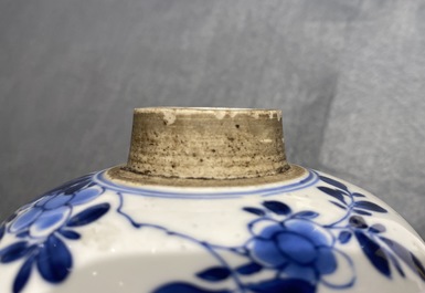 Cinq pots en porcelaine de Chine en bleu et blanc, Kangxi