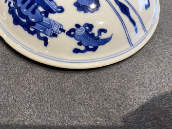 Een paar Chinese blauw-witte dekselkommen met antiquiteiten, Kangxi