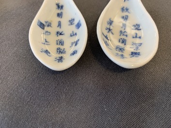 Zes Chinese blauw-witte lepels met gedichten en Shou-karakters, 19/20e eeuw