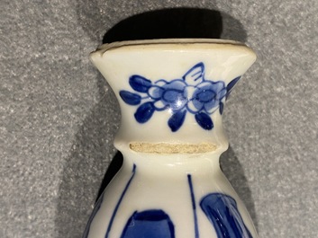 Vier Chinese blauw-witte miniatuur vazen en een huqqa basis, Kangxi