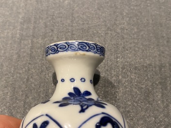 Vier Chinese blauw-witte miniatuur vazen en een huqqa basis, Kangxi