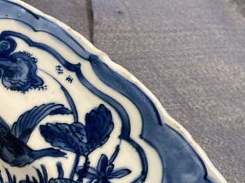 Een grote Chinese blauw-witte kraakporseleinen schotel met een mythisch dier, Wanli