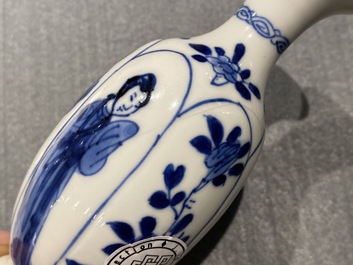 Vier Chinese blauw-witte miniatuur vazen en een huqqa basis, Kangxi