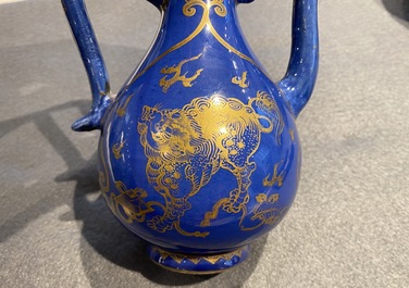 Une verseuse en porcelaine de Chine &agrave; d&eacute;cor dor&eacute; sur fond bleu poudr&eacute;, Kangxi