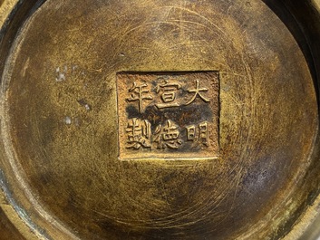Un br&ucirc;le-parfum en bronze, marque de Xuande, Chine, 17/18&egrave;me