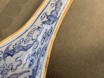 Cinq cuill&egrave;res en porcelaine de Chine polychrome, 19/20&egrave;me