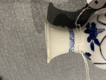 Vier Chinese blauw-witte miniatuur vazen en een huqqa basis, Kangxi