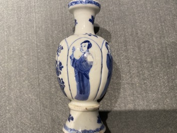 Vier Chinese blauw-witte miniatuur vazen en een huqqa basis, Kangxi