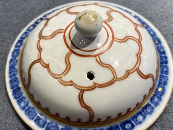 Trois th&eacute;i&egrave;res couvertes en porcelaine de Chine, Qianlong