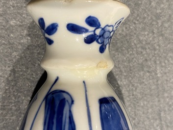 Vier Chinese blauw-witte miniatuur vazen en een huqqa basis, Kangxi