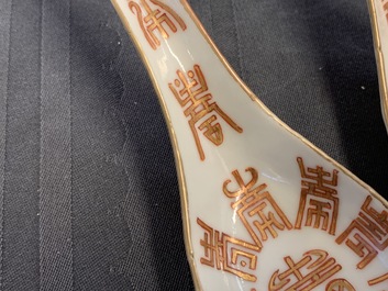 Drie Chinese ijzerrode en vergulde lepels met Shou-karakters, Tongzhi/Daoguang merk en periode