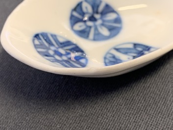 Vingt cuill&egrave;res en porcelaine de Chine en bleu et blanc, 19/20&egrave;me