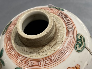 Un pot couvert et une assiette en porcelaine de Chine famille verte, Kangxi