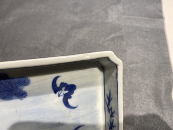 Un plateau de forme rectangulaire en porcelaine de Chine en bleu et blanc &agrave; d&eacute;cor de cerfs, Qianlong/Jiaqing